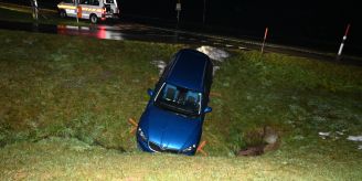 St. Peterzell SG - Autofahrer landet in Bachbett – Ausweis weg