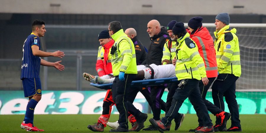 Stürmer Moise Kean von der AC Florenz wird nach einem Zusammenbruch auf dem Platz in ein Krankenhaus gebracht.