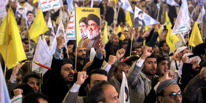 Trauernde halten Bilder des ehemaligen libanesischen Hisbollah-Führers Hassan Nasrallah während eines Trauergebets in Sanaa, Jemen. Trauernde
