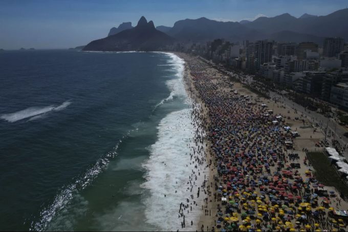 Viele Bewohner von Rio de Janeiro suchen am Strand Abkühlung. rio de janeiro