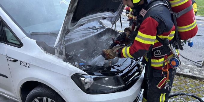 Oberarth SZ - Auto geht während der Fahrt in Flammen auf