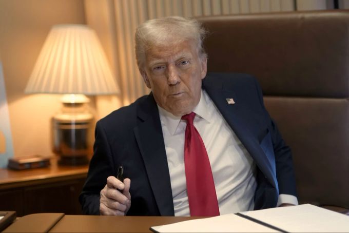 Donald Trump nennt einige der Begnadigungen durch Joe Biden für nichtig, da sie durch einen Autopen getätigt wurden. Donald Trump Joe Biden