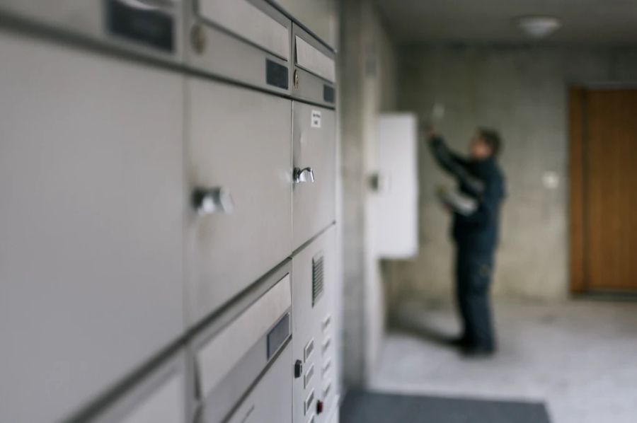 Im Jahr 2023 entblösste sich ein Pöstler in der Wohnung einer Frau im Bezirk Kulm. (Symbolbild)