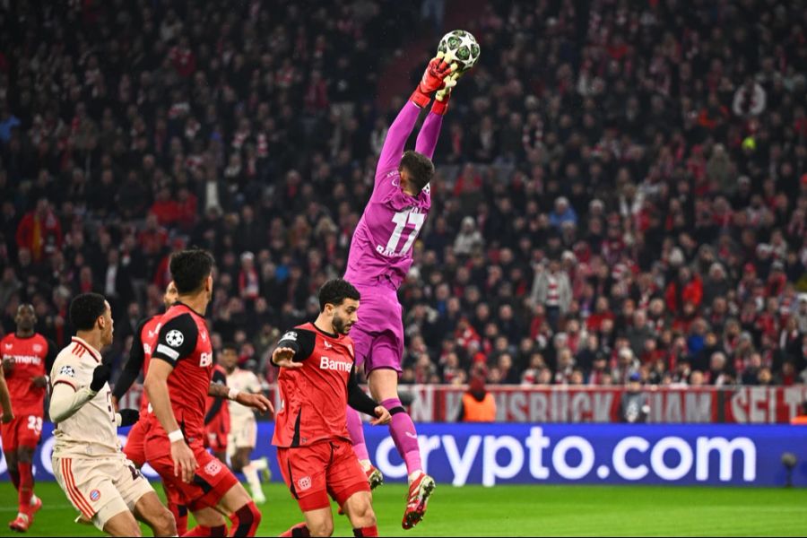 Eine Flanke von Bayerns Joshua Kimmich flutscht Leverkusen-Keeper Matej Kovar durch die Finger.