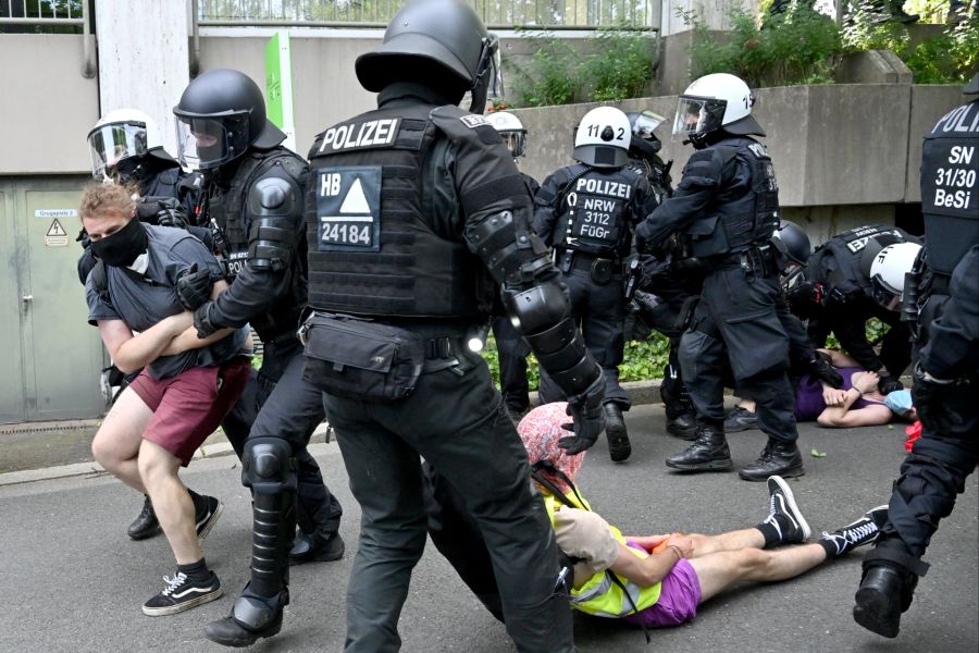 Es ist auch zu Zusammenstössen zwischen Protestlern und der Polizei gekommen.