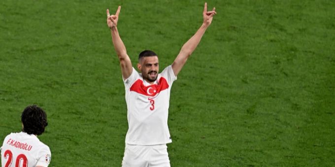 Merih Demiral zeigt nach seinem Tor gegen die Türkei den Wolfsgruss. em 2024