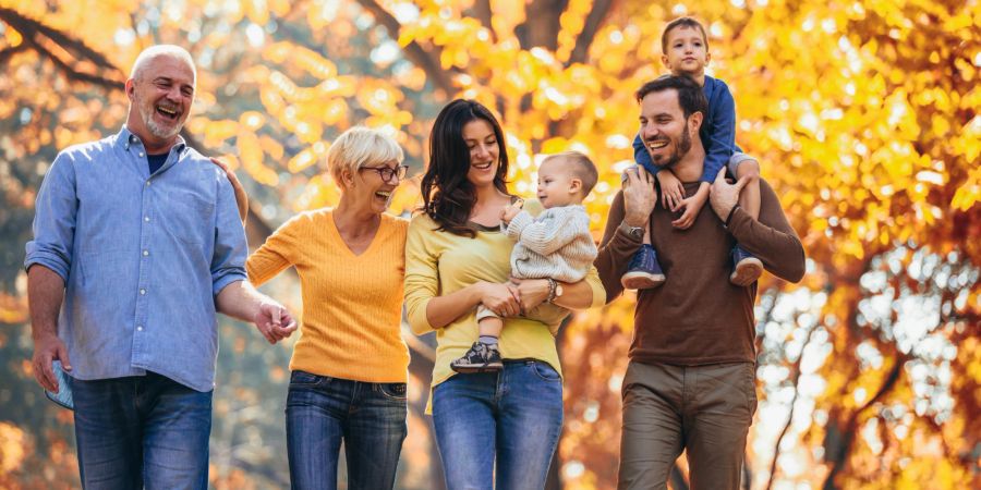 Familie mit Grosseltern, Spaziergang