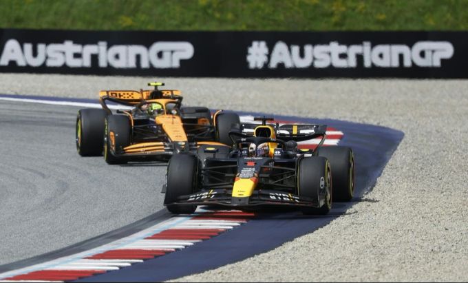 Norris und Verstappen im Zweikampf. Bei ihrem Fight um den Sieg kommt es zum Zusammenstoss. Norris Verstappen