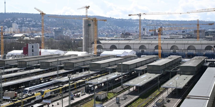 Am Hauptbahnhof Stuttgart soll ein Mann mit einem Messer zwei Reisende verletzt haben. (Symboloptik)