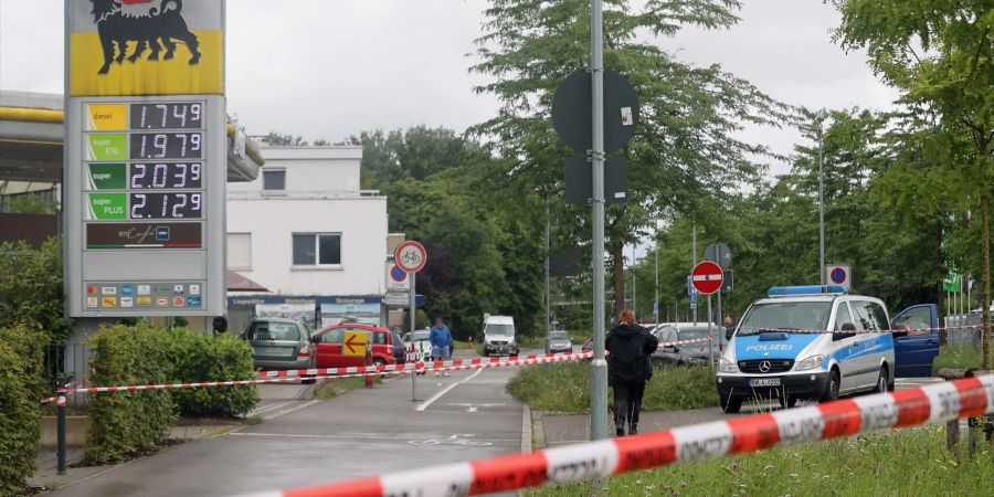 An einer Konstanzer Tankstelle ist mehrmals geschossen worden. Ein Mann wurde getroffen und schwer verletzt. Die Polizei fasst zwei flüchtige Täter in der Schweiz