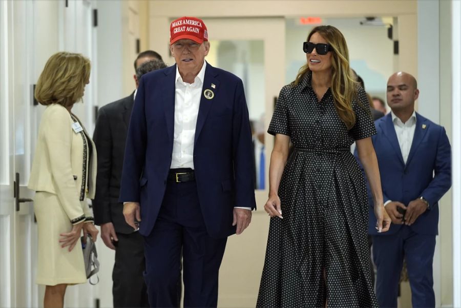 Melanias Sonnenbrille könnte dazu dienen, Flecken vom Botoxspritzen zu verstecken.