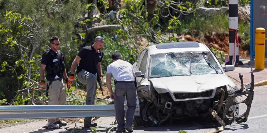 Ein Attentäter hat mit seinem Auto eine Bushaltestelle bei einer israelischen Siedlung im Westjordanland gerammt und versucht, Passanten mit einem Messer anzugreifen. Er wurde erschossen.