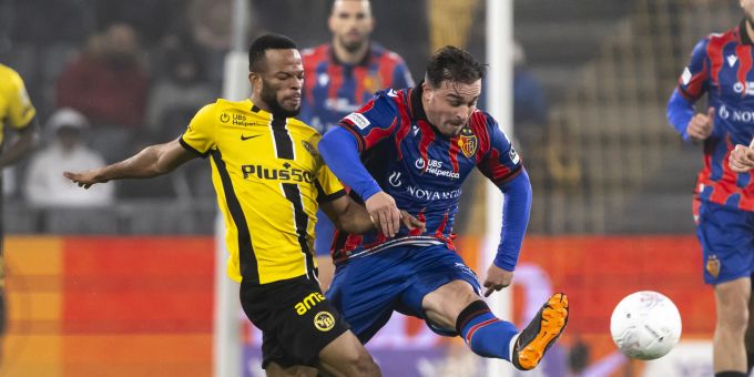 Meschack Elia von YB, links, im Duell mit Xherdan Shaqiri vom FC Basel. YB