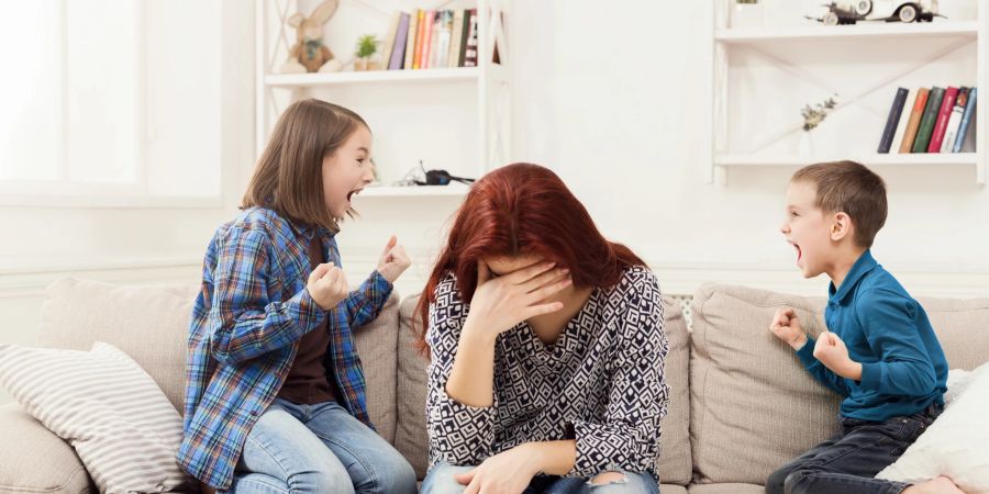 Mutter und sich zankende Kinder