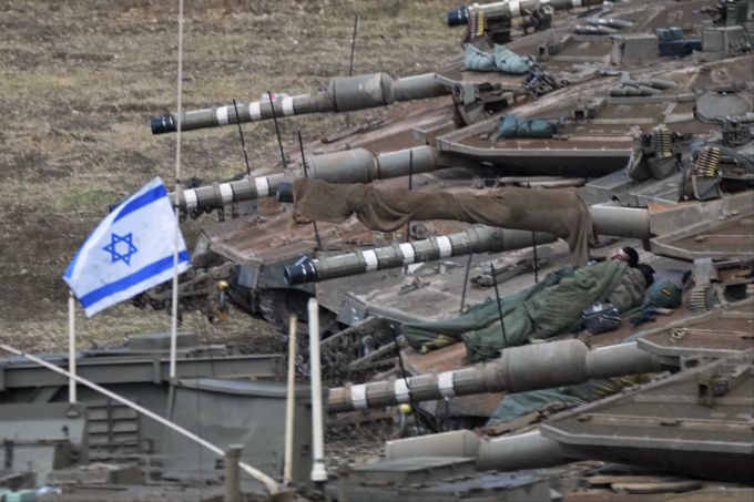 Israelische Soldaten schlafen auf Panzern in einem Aufmarschgebiet im Norden Israels nahe der israelisch-libanesischen Grenze, Dienstag, 1. Oktober 2024. (AP Photo/Baz Ratner) usa israel