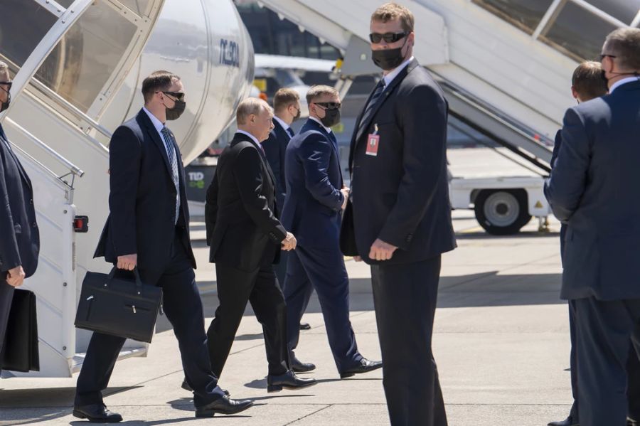 Der russische Präsident Wladimir Putin wird von Bodyguards bewacht. Der staatliche Personenschutz setzt auch Waffen aus der Schweiz ein. (Archivbild)