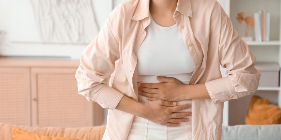 Frau hält sich den Bauch