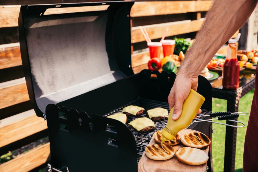 Senf, Grill, Burgerbrötchen