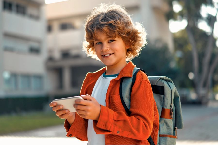 Schule, Smartphone, Junge