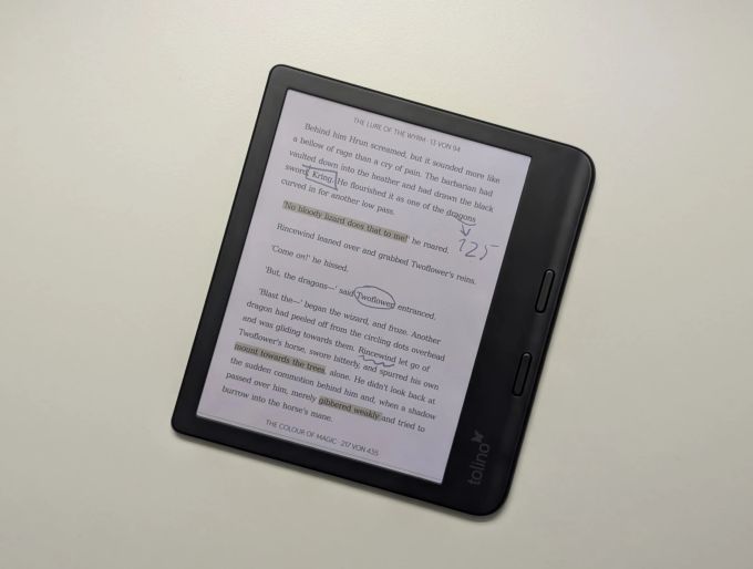 Mit dem Tolino Stylus lassen sich Textstellen farbig markieren und Notizen direkt auf die Buchseiten schreiben. Tolino Vision Color