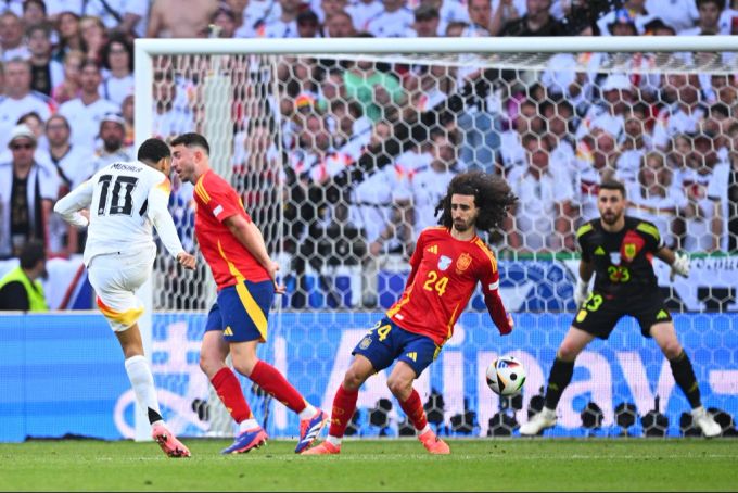 Der Ball fliegt an die Hand von Marc Cucurella. EM 2024