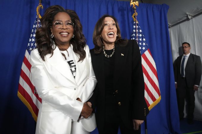 Die demokratische Präsidentschaftskandidatin Kamala Harris, rechts, posiert mit Oprah Winfrey bei einer Wahlkampfkundgebung vor dem Philadelphia Museum of Art, Montag, 4. November 2024, in Philadelphia. trump harris