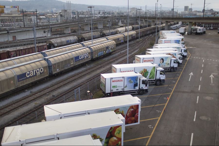 Dennoch werde die Migros ihr «Engagement für den Warentransport auf der Schiene weiter forcieren». (Symbolbild)