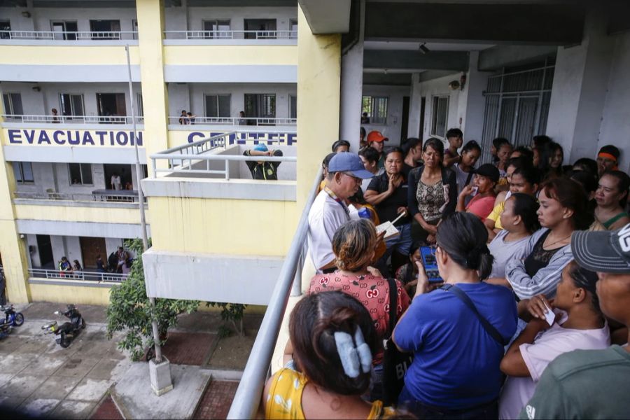 Menschen sammeln sich im Evakuierungs-Center in Manila.