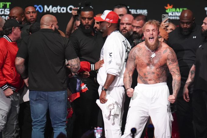 Jake Paul reagiert auf die Ohrfeige von Mike Tyson. Jake Paul Mike Tyson