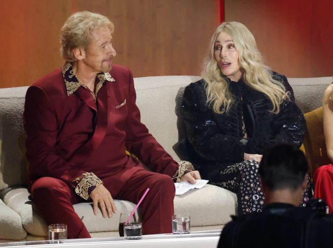 Thomas Gottschalk zusammen mit Cher. thomas gottschalk auf sofa