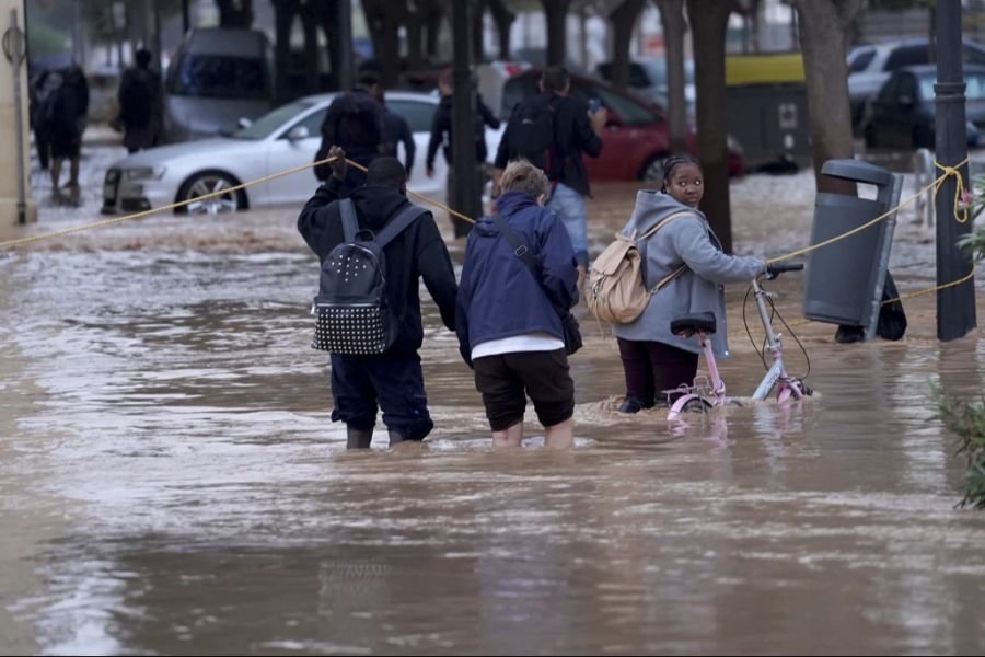 In Valencia sind die Strassen überflutet.