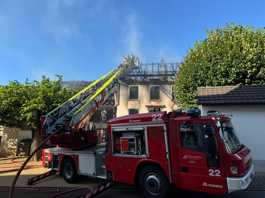 Insgesamt wurden drei Wohnungen durch das Feuer beschädigt.