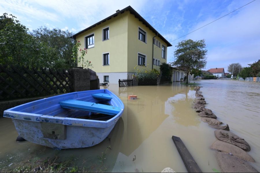 Zu zahlreichen Häusern, wie hier in Asparn, kommt man nur noch mit dem Boot.