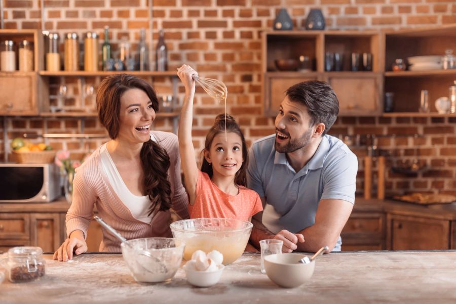 Familie beim backen