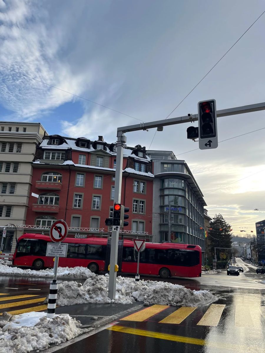 Die Kreuzung am Kocherpark in Bern. Ein Schneehaufen ragt am Montagnachmittag über eine halbe Fahrspur.