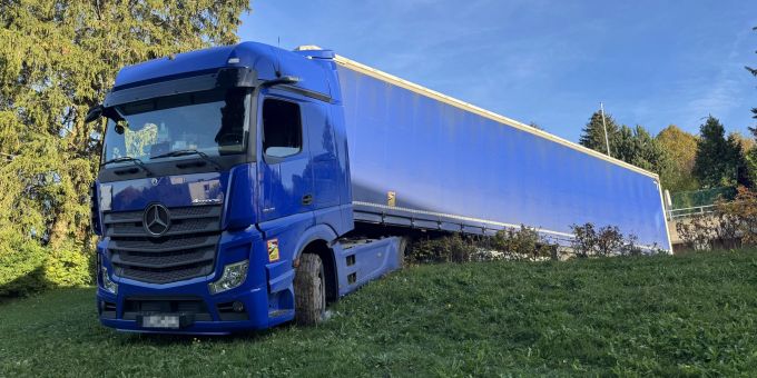 Auf Wiese - Lastwagen bei Wendemanöver in St. Gallen stecken geblieben