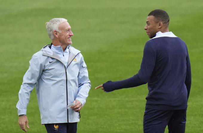 Kylian Mbappé (r) und Nationaltrainer Didier Deschamps. Kylian Mbappé Didier Deschamps