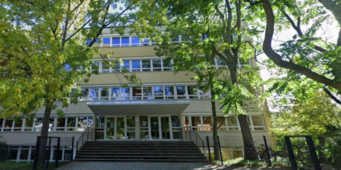 In dieser Grundschule in Berlin versprühte eine unbekannte Person Reizgas. 44 Kinder wurden verletzt, 22 mussten ins Spital. Grundschule Berlin Reizgas