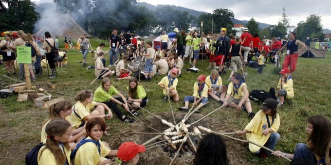 Mehrere tausend Blauring Mädchen und Jungwächtler feiern. Blauring