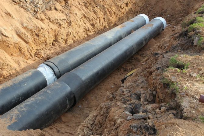 Plastikrohr Wasserleitung Erde Graben