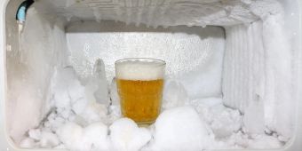 Glas Bier im Eisfach