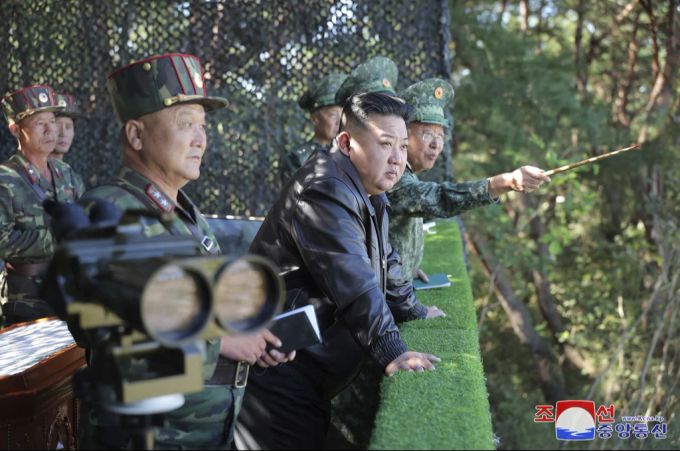 Der nordkoreanische Diktator drohte Südkorea mit Atomwaffen. Kim Jong UN am Balkon