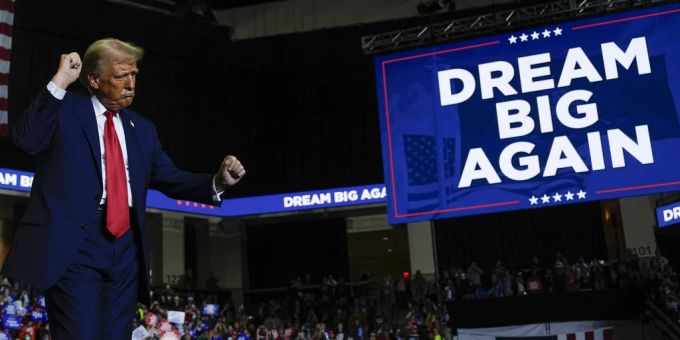 Ex-Präsident Donald Trump tanzt an der Wahlkampfveranstaltung in Allentown, Pennsylvania, am 29. Oktober 2024. Donald Trump Puerto Rico