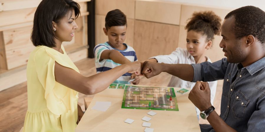 Familie spielt Brettspiel