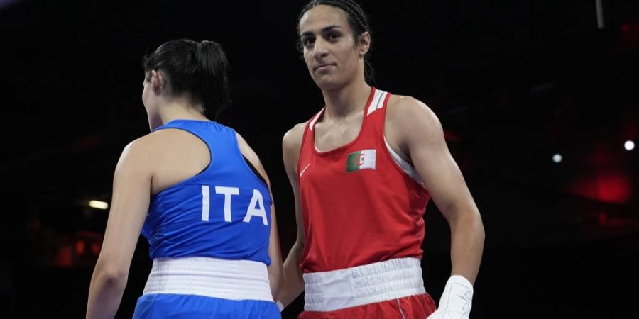 Imane Khelif (r.) nach ihrem Kampf gegen Angela Carini an Olympia 2024 in Paris.