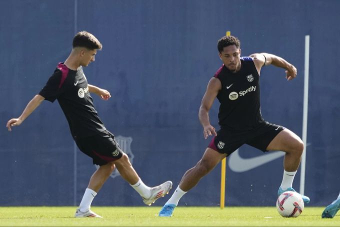 Vitor Roque (rechts) befindet sich aktuell mit dem FC Barcelona in der Vorbereitung. fc barcelona