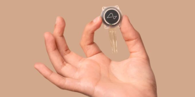 Ein solcher Chip von Neuralink wurde in einem menschlichen Gehirn implantiert. Neuralink
