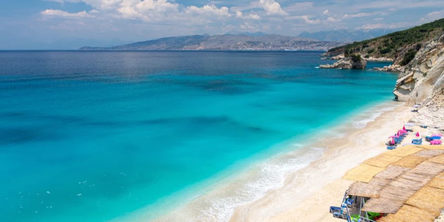 Strand türkisblaues Wasser Strandhütten