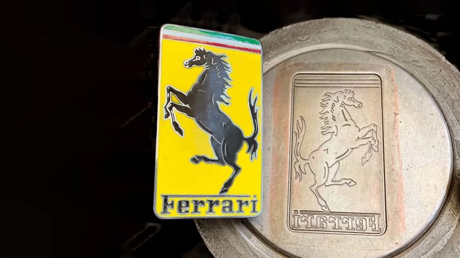 Ferrari-Logo mit Abguss-Metallform, Ferrari-Museum Maranello, Italien