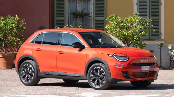 Konkurrenz: Die Luxusvariante des Fiat 600. Hier als Elektro-Flitzer. 2024 Fiat 600e La Prima